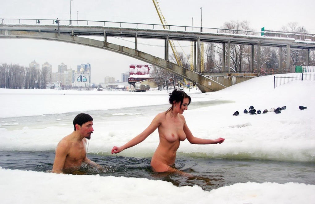 Девки купаются без трусов