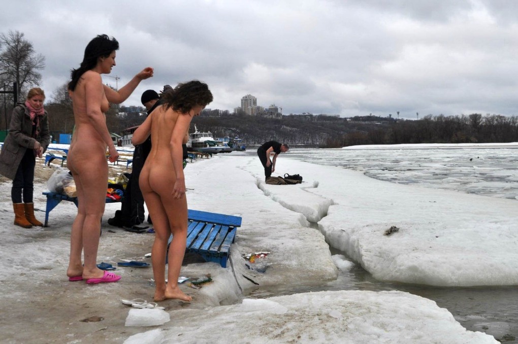 Голые женщины купаются в проруби