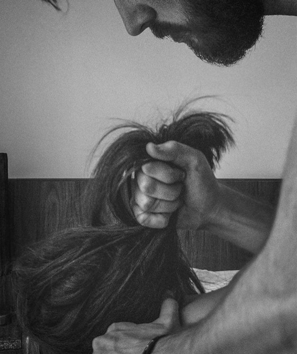 За волосы девушку