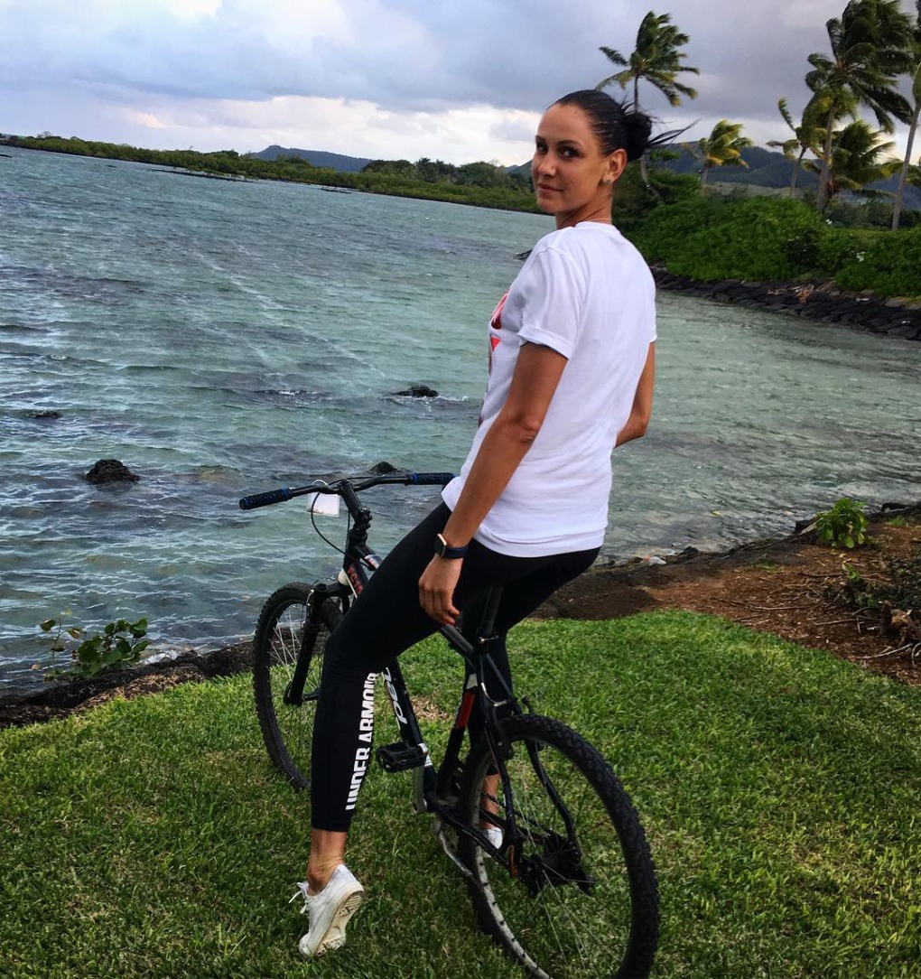 Волейболистка босиком