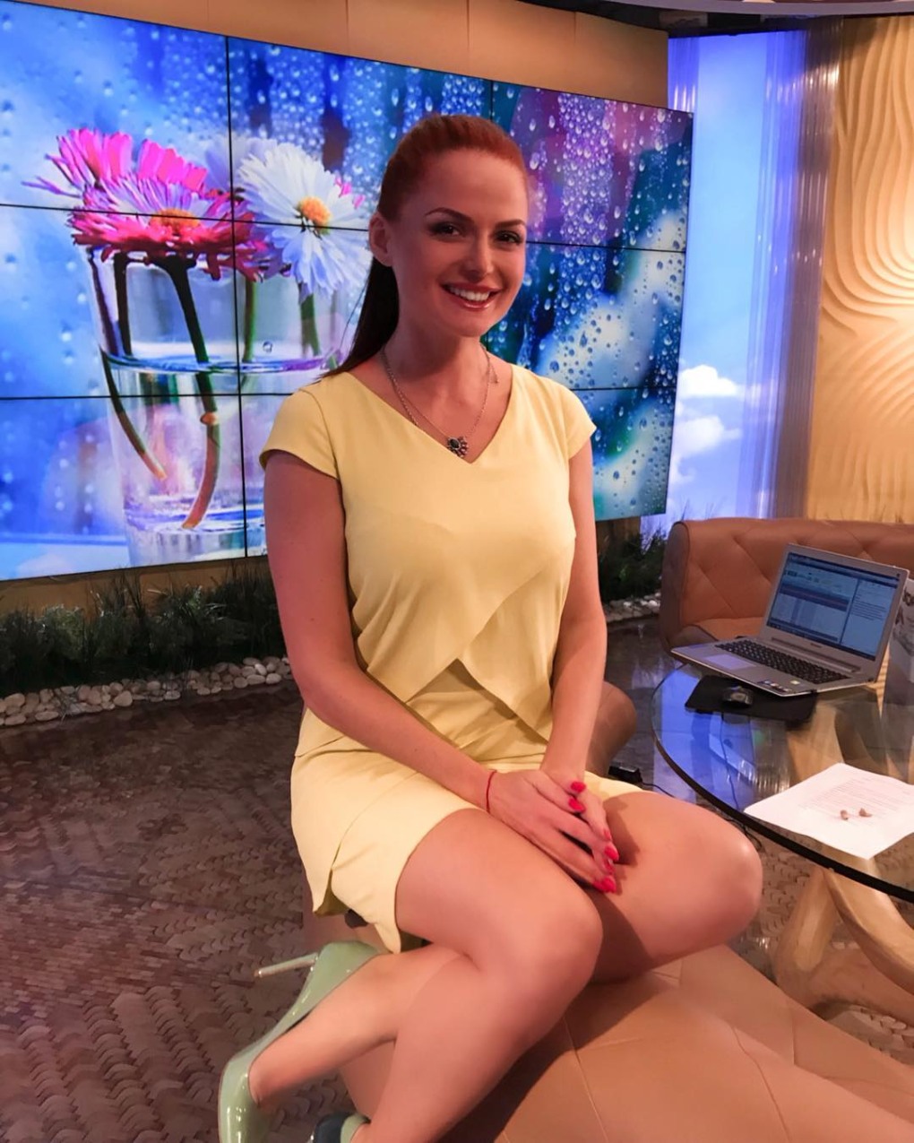 Ведущая Елена Николаева на пляже