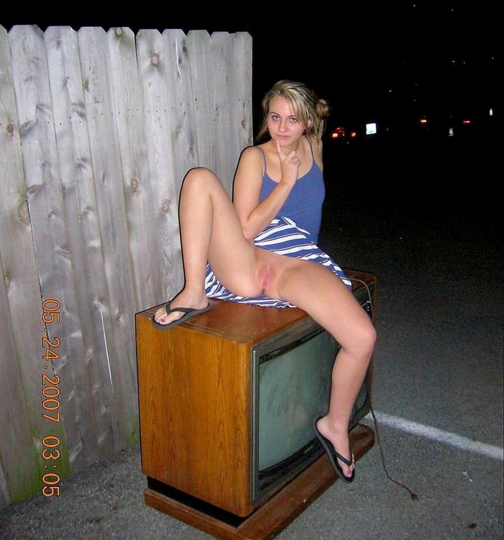 Девушка на лавочке без трусов