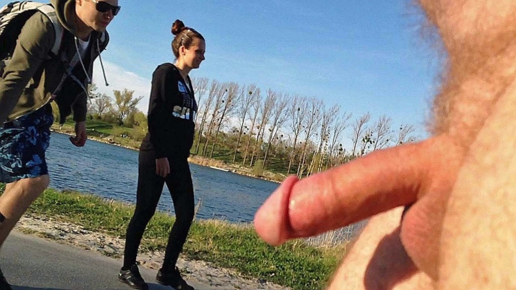 Мужчина показывает член прохожим