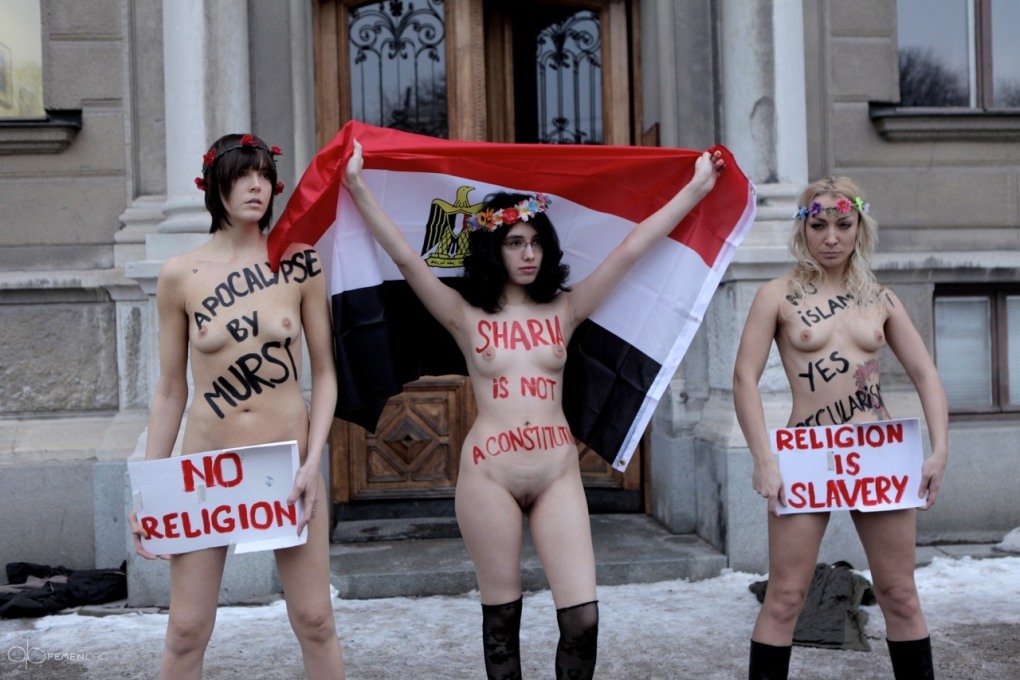 Голые женщины протестуют