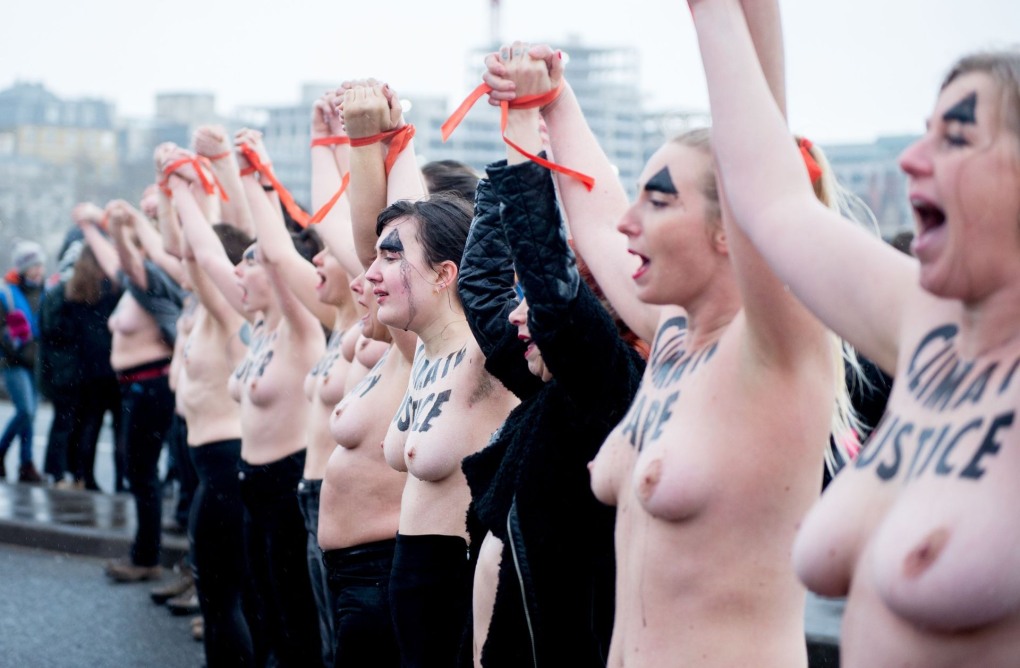 Активистки Femen обнажились