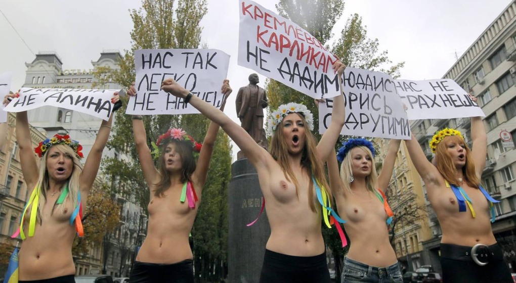 Голые феминистки в центре города
