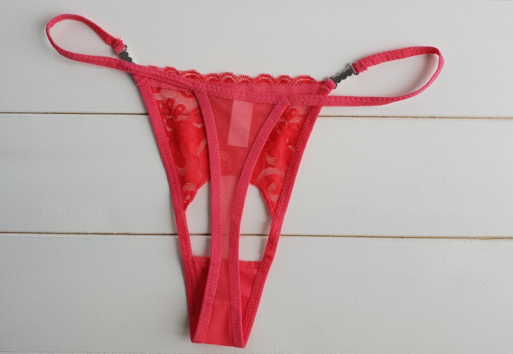 Красные трусики с разрезом