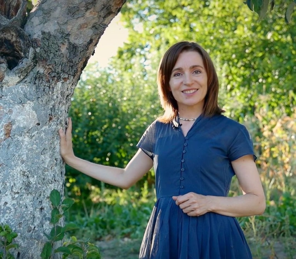 Майя Санду с девушкой