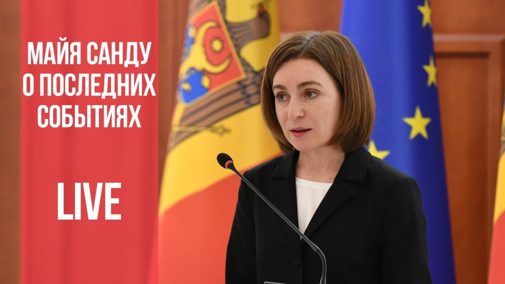 Девушки целуются