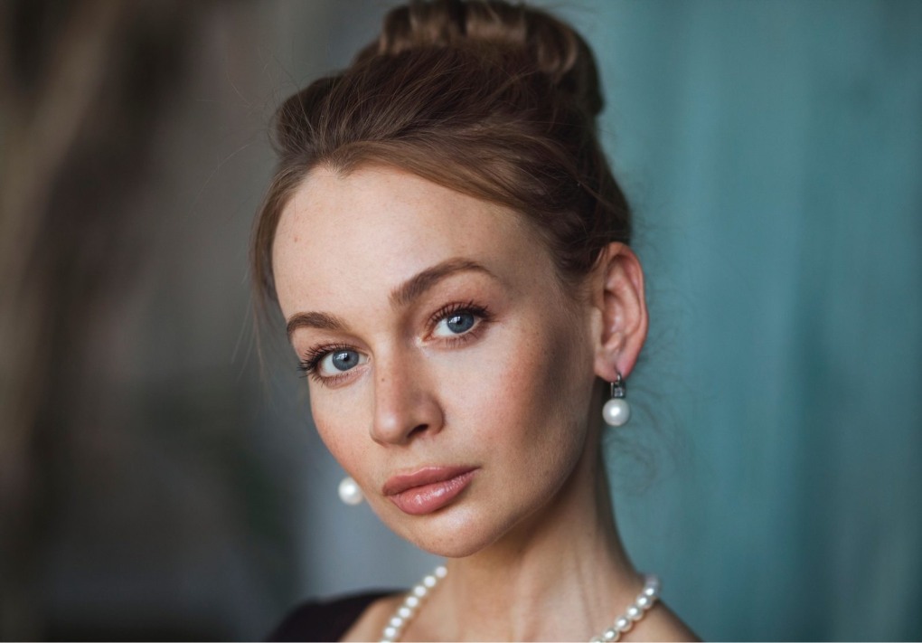 Девушка вид со спины в одежде