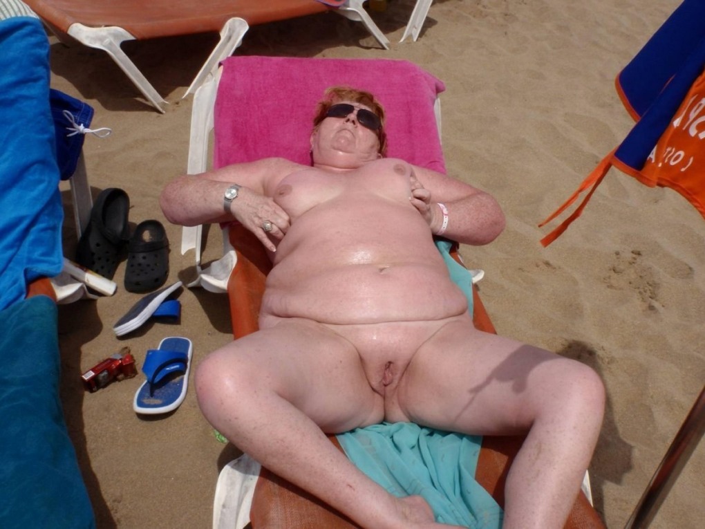 Жена с тёщей на пляже nude