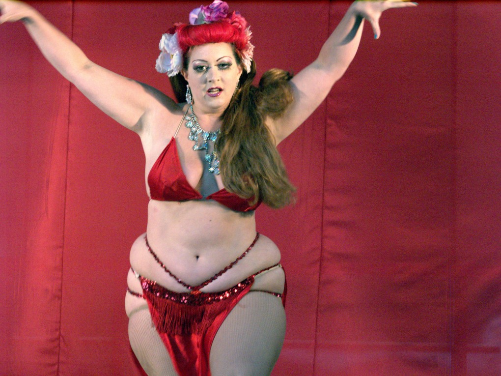 Dirty Martini Burlesque танцовщица