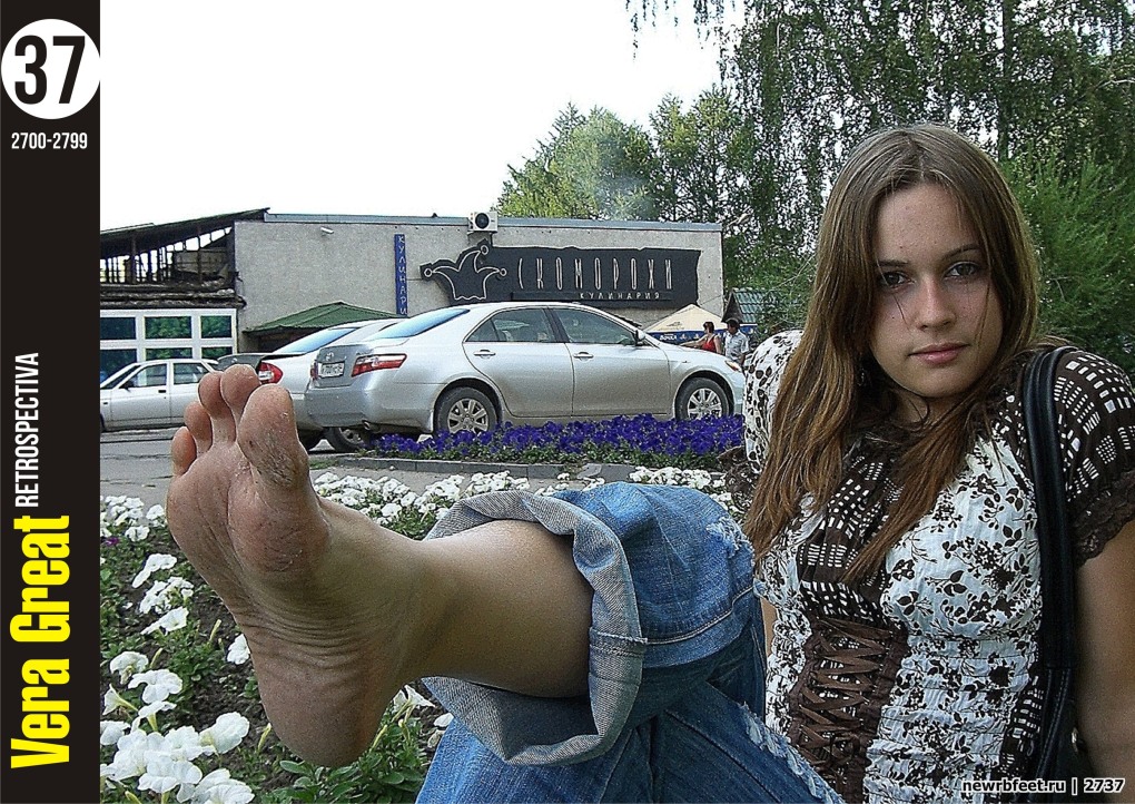 Девушка босиком грязные