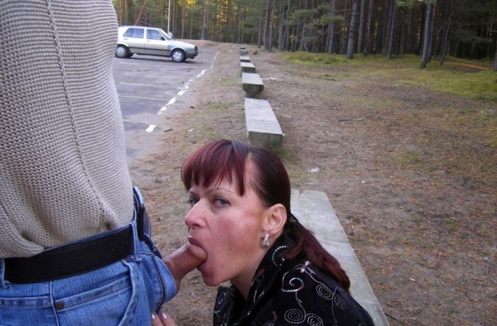 Пьяные голые женщины в лесу