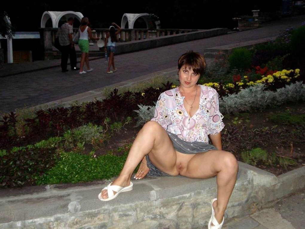 Зрелая в юбке без трусиков