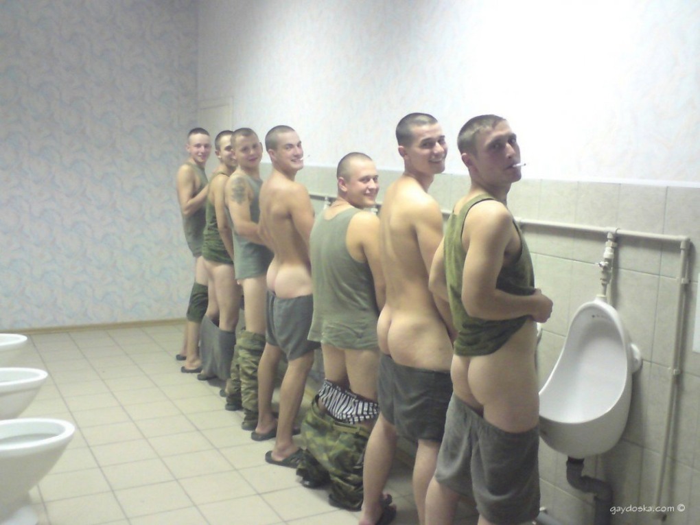 Голые попки русских парней