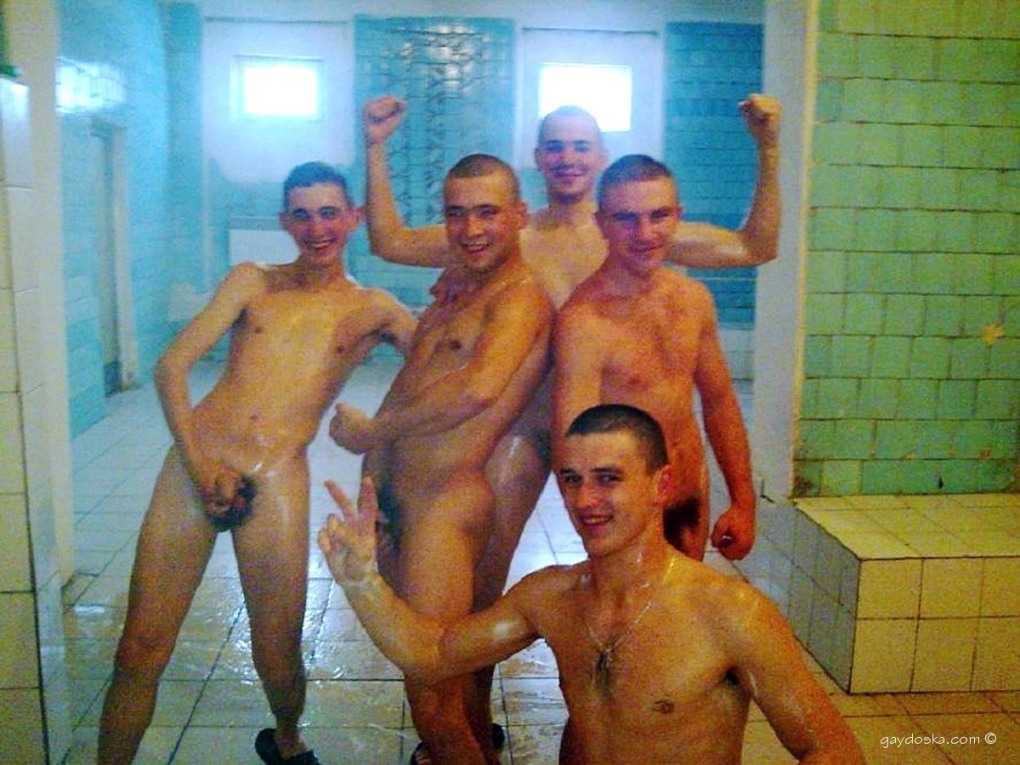 Голые военные парни на природе