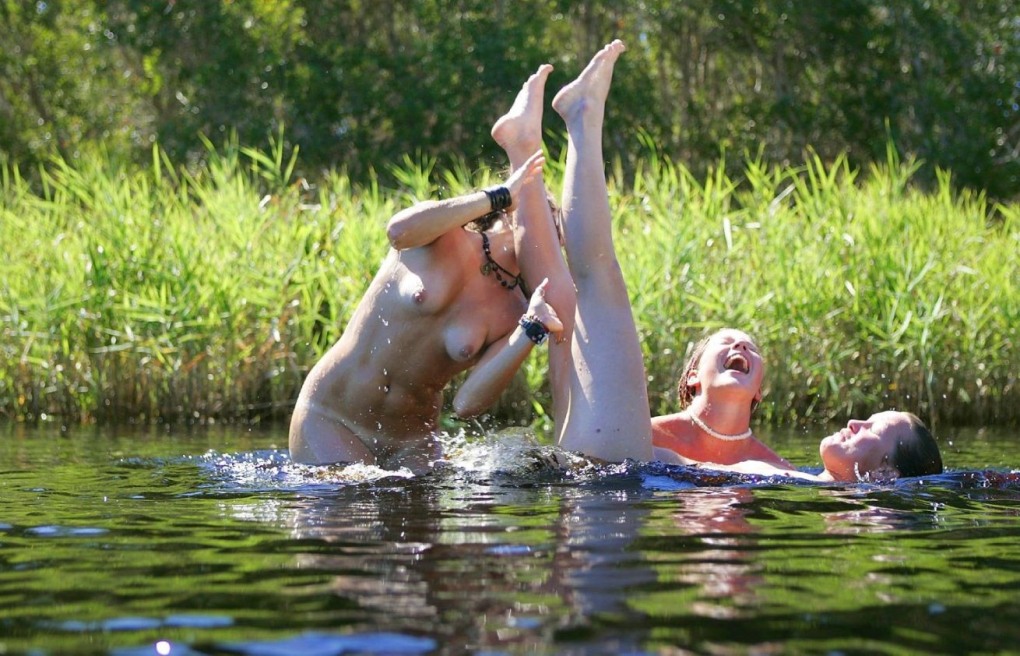 Голое купание в водоеме