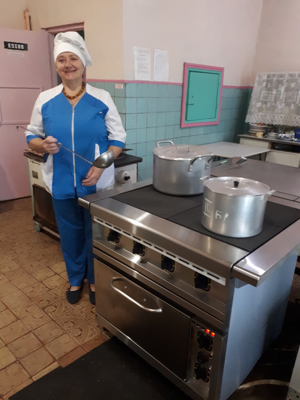 Большие кастрюли на пищеблоке