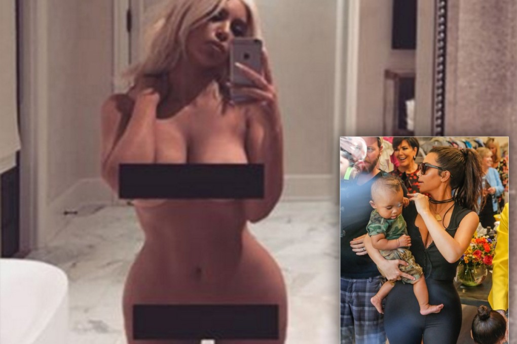 Девушки фотографируют свои попы
