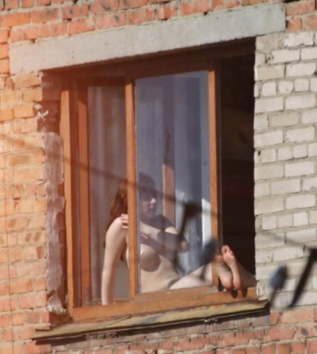 Голая женщина через окно
