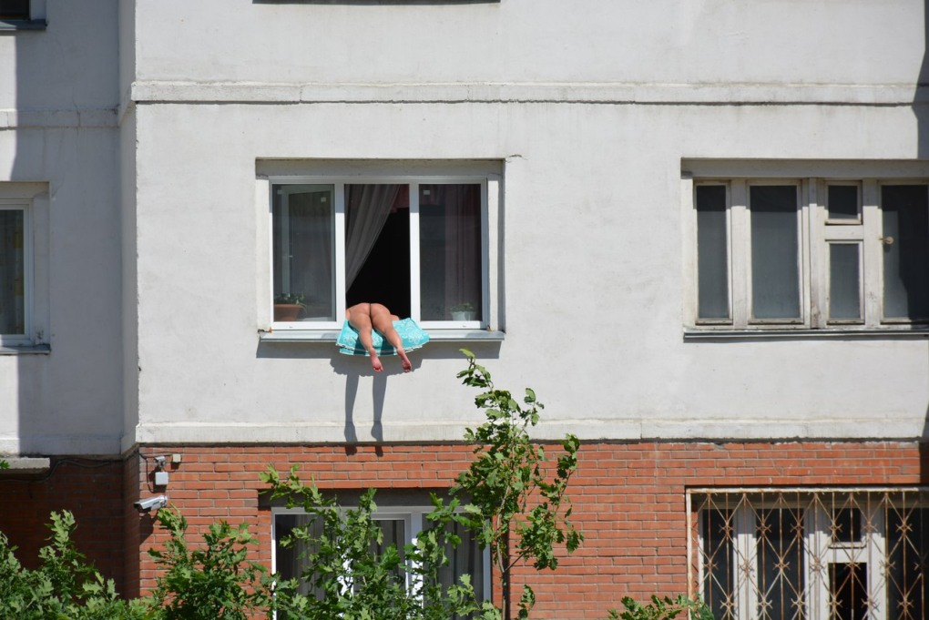 Женщина заглядывает в окно
