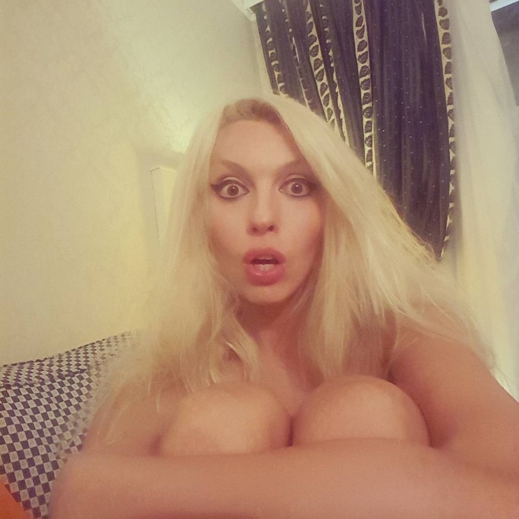 Оля Полякова голая в чулках