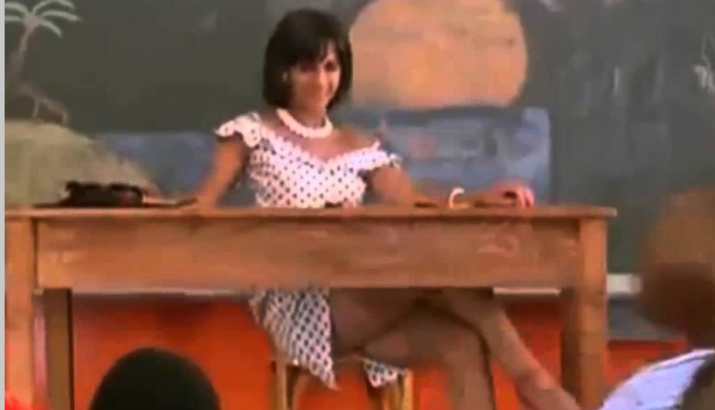 Заглянул под юбку учительнице в школе