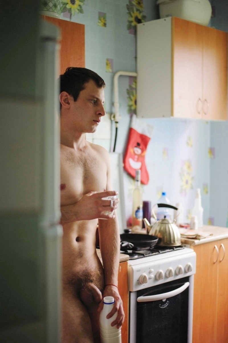 Голый парень ходит по квартире