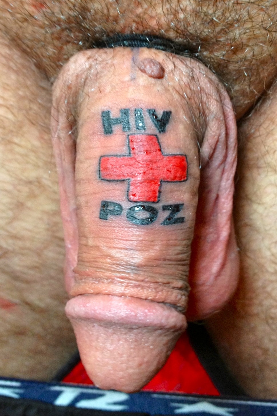 Голые девчонки в тату салоне