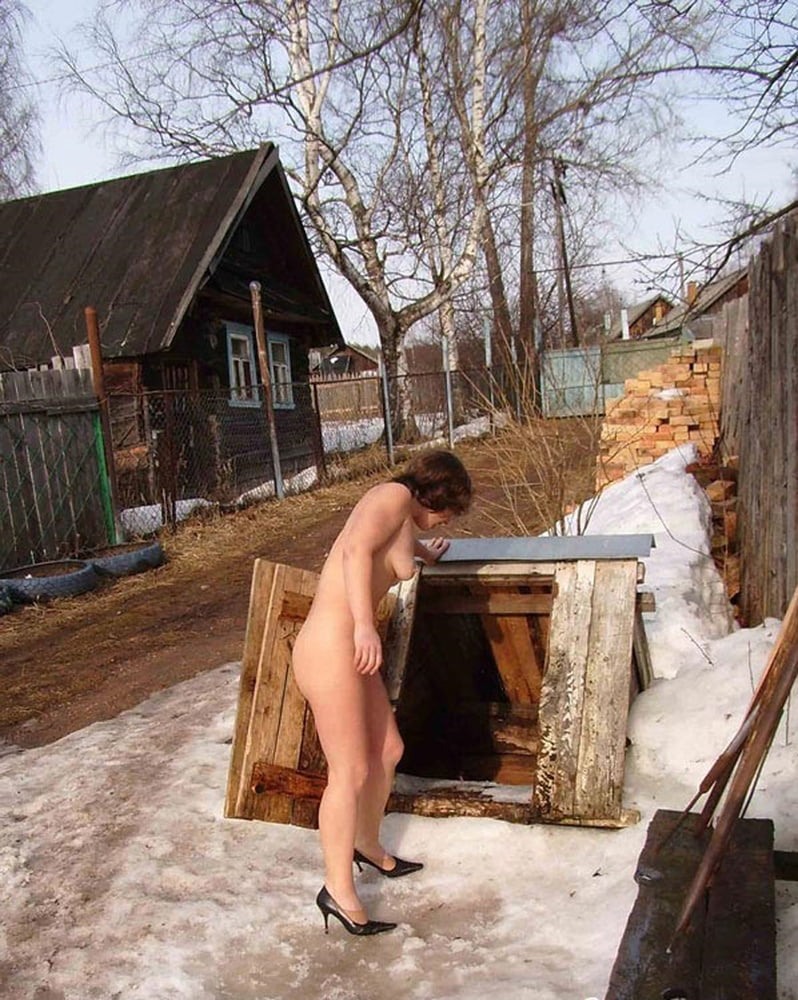 Зимой в деревне голышом