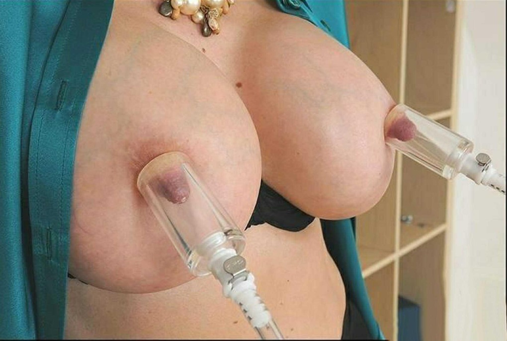 Женщин с большими сиськами доят