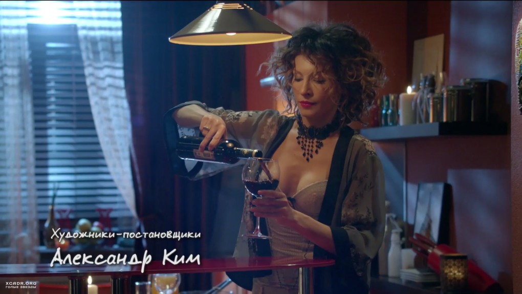 Елена Подкаминская в лифчике из сериала