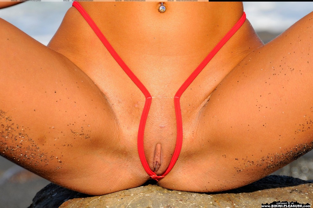 Купальник с открытым влагалищем