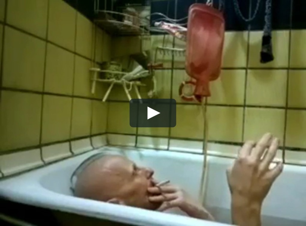 Ведровая клизма в ванной