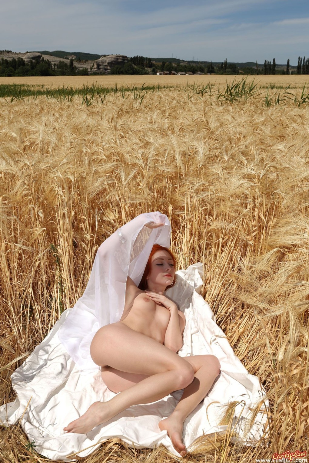 Эротическая фотосессия в поле