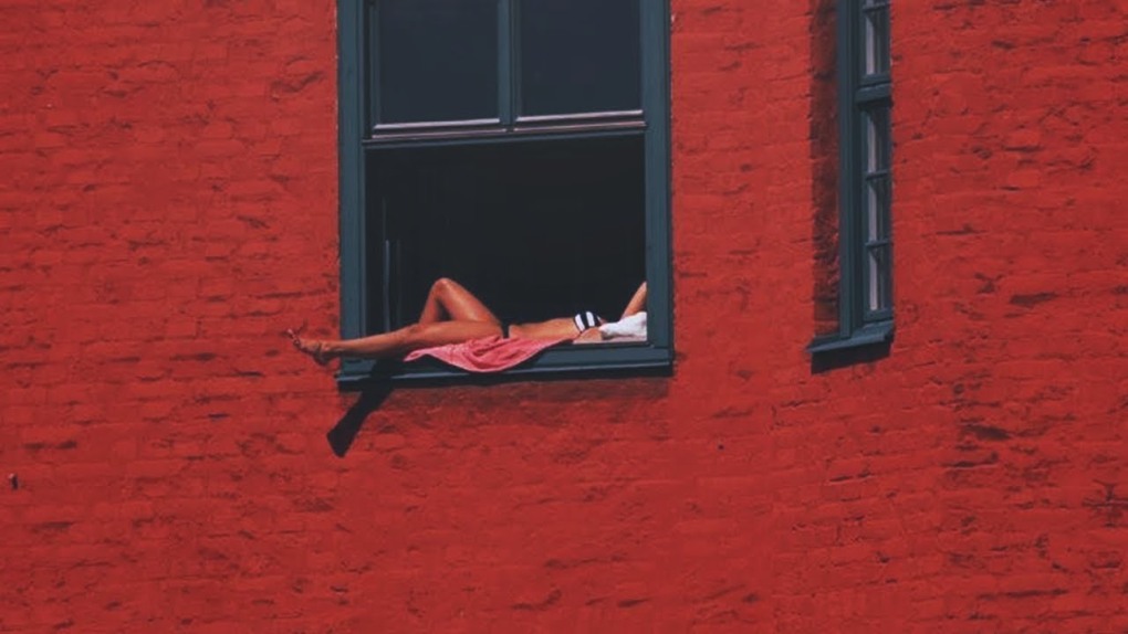 Загорает в окне