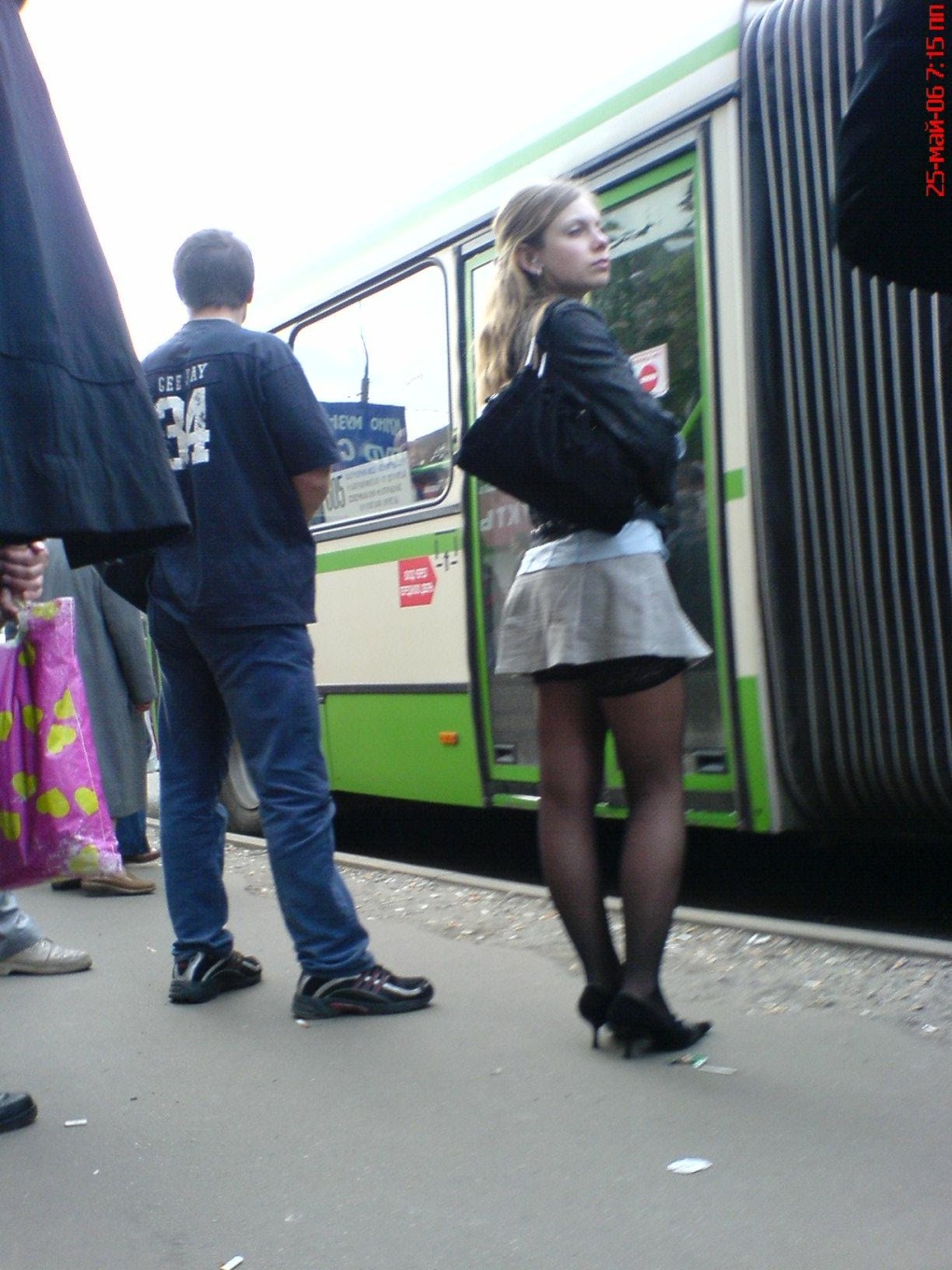 Выебал в чулках на улице