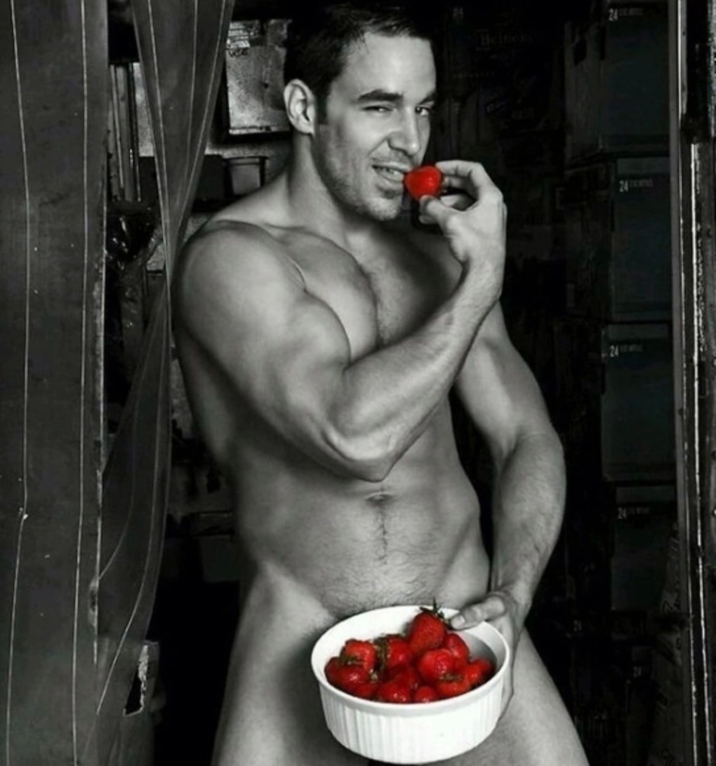 Мужчина голый и клубника