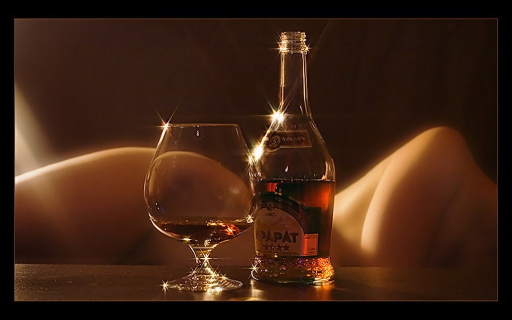 Девушка с коньяком