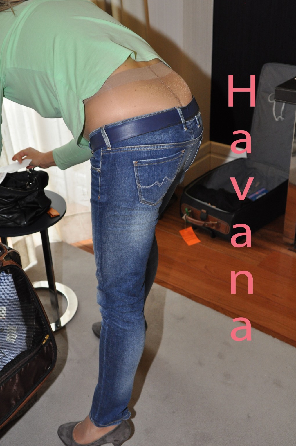 Голые большие попки в джинсах