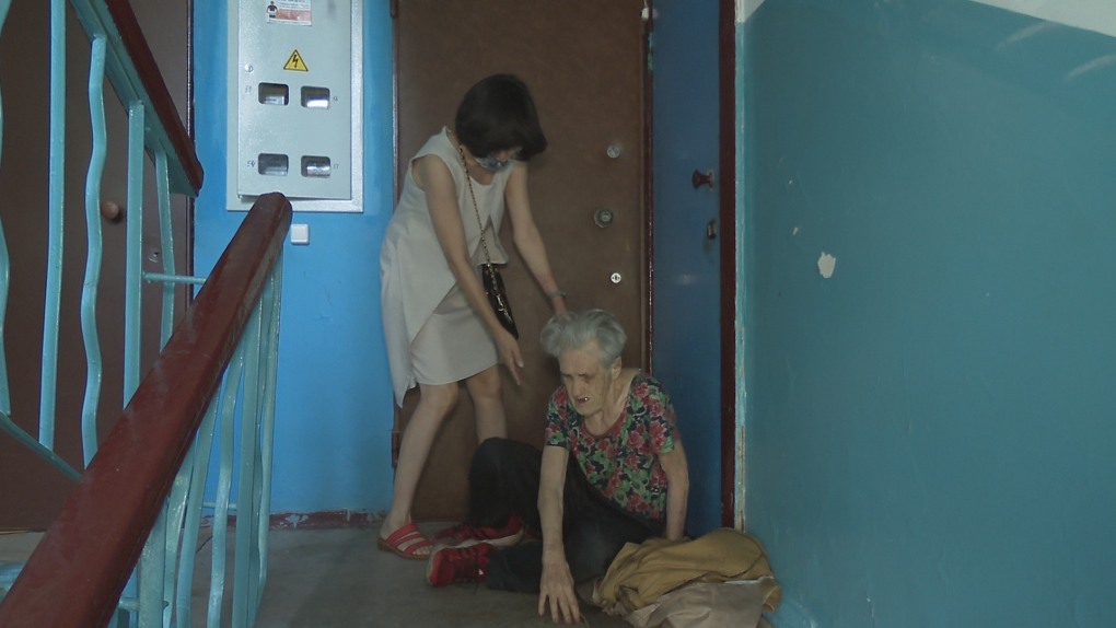 Трах на первом свидании в подъезде