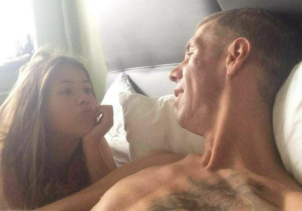 Алексей Панин с дочкой в кровати