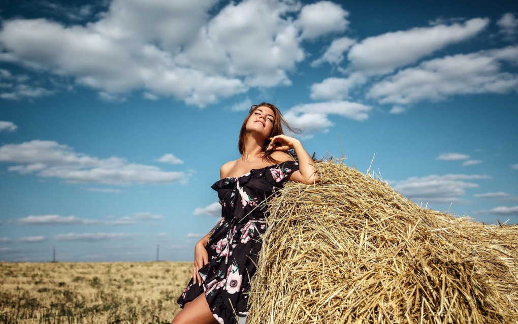 Фотосессия, девушка в белой рубашке и стог сена