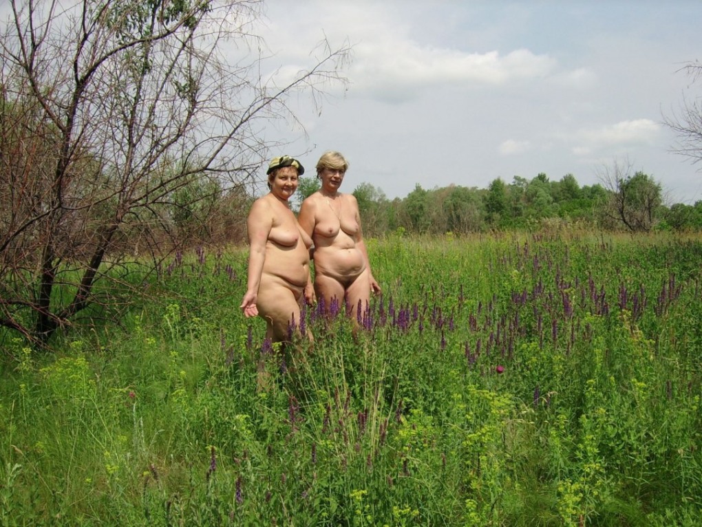 Зрелые на природе без трусов
