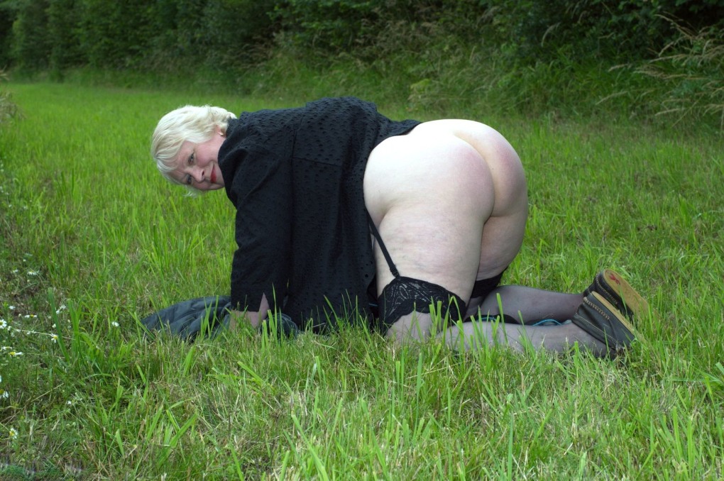 Зрелые на природе без трусов