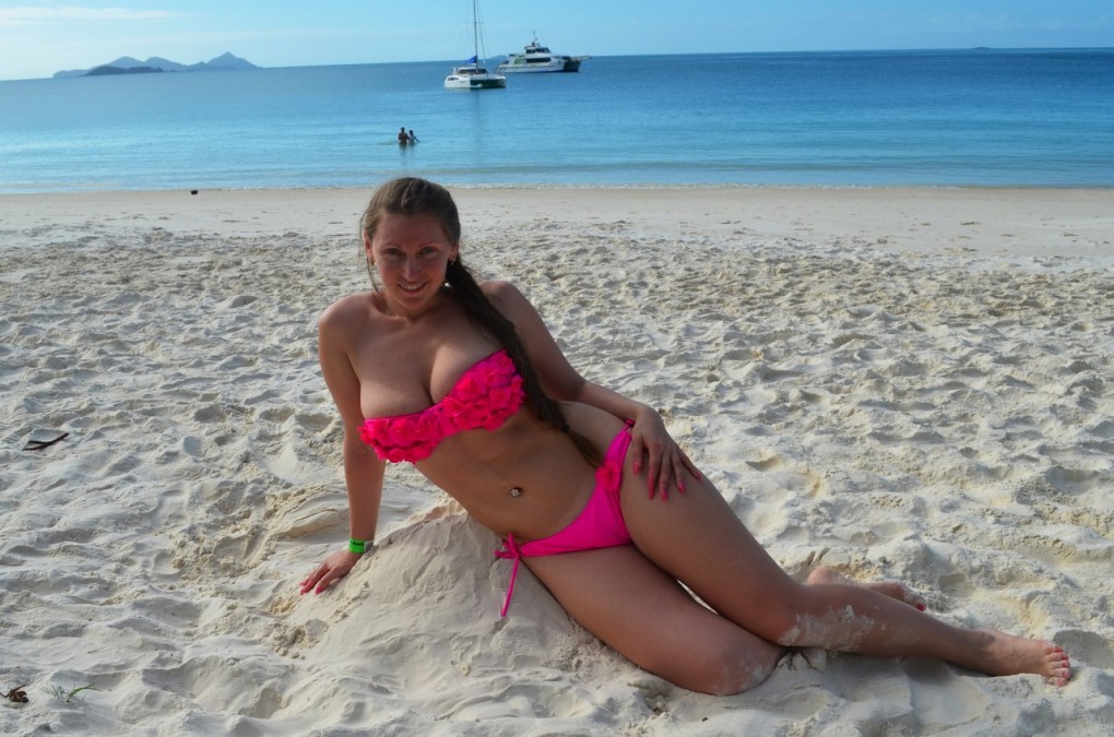 Женщины на даче в купальнике