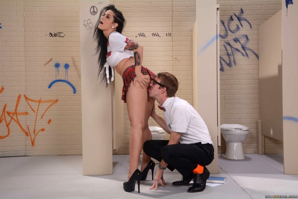 Милф Бруклин Чейз в прачечной