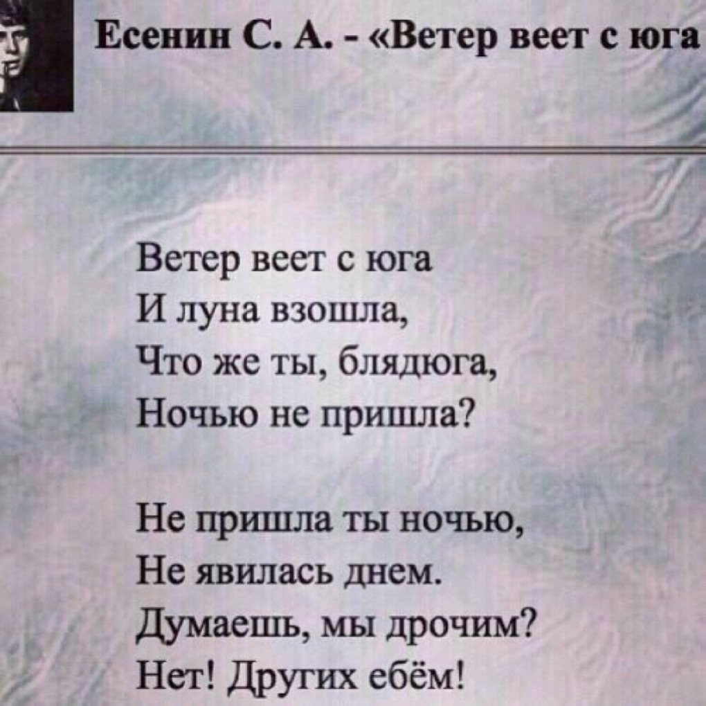 Мужчина прижал девушку к стене