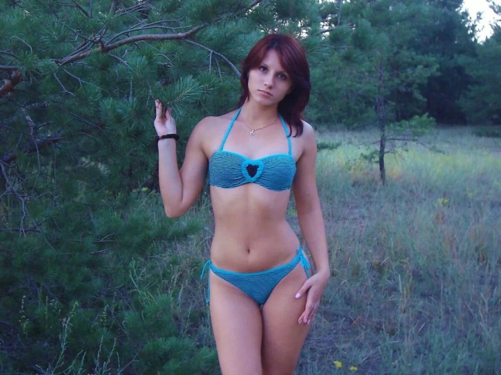 Девушка с газетой в руках